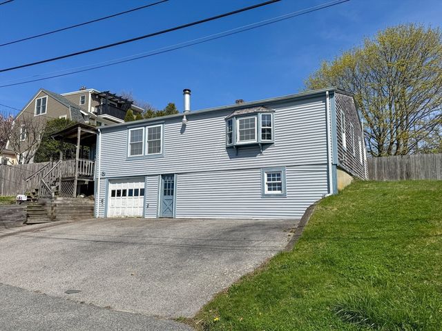 8 Tucker Ave, Tiverton, RI 02878