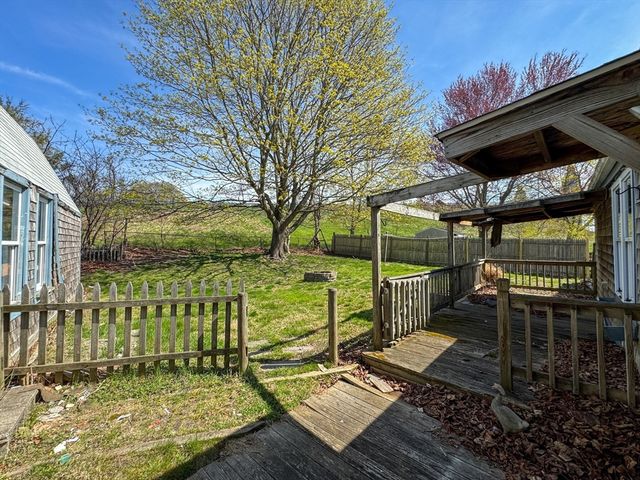 8 Tucker Ave, Tiverton, RI 02878