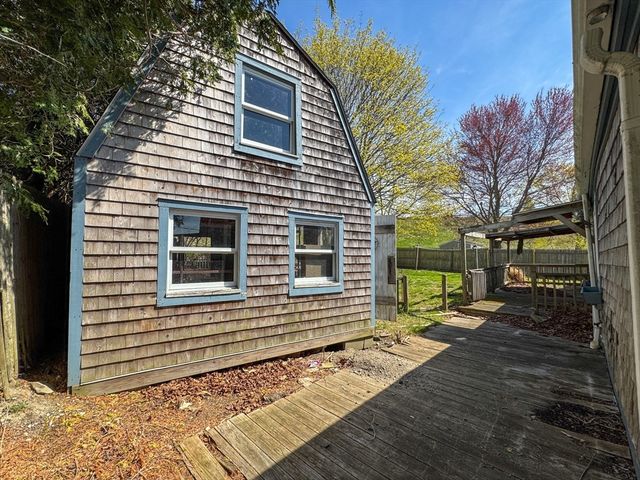 8 Tucker Ave, Tiverton, RI 02878