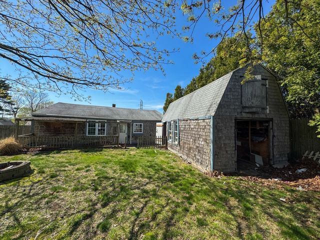 8 Tucker Ave, Tiverton, RI 02878