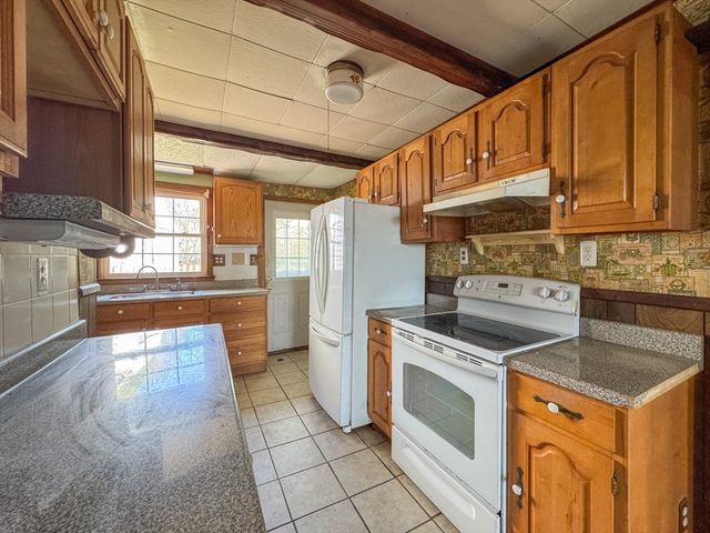 8 Tucker Ave, Tiverton, RI 02878