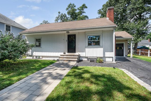 13 Cedar St, Chelmsford, MA 01863