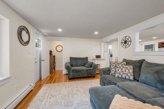 13 Cedar St, Chelmsford, MA 01863