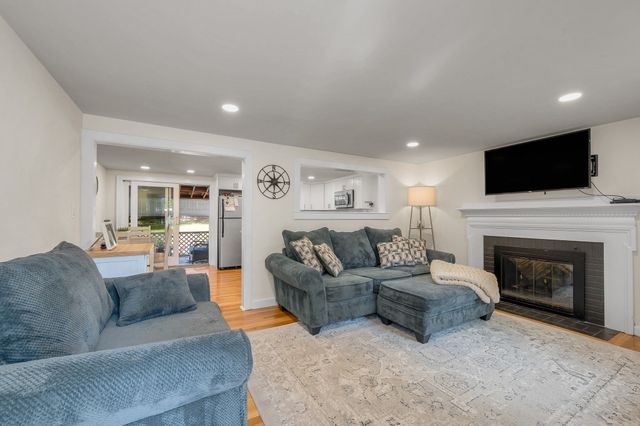 13 Cedar St, Chelmsford, MA 01863