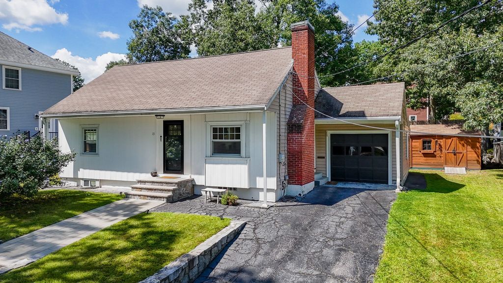 13 Cedar St, Chelmsford, MA 01863