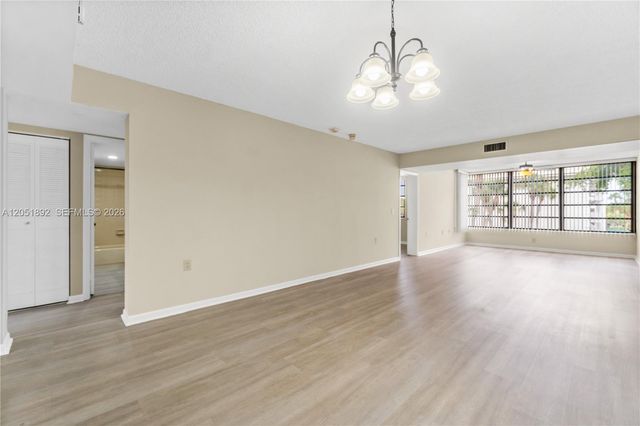 3650 Whitehall Dr 305, West Palm Beach, FL 33401