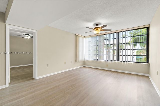 3650 Whitehall Dr 305, West Palm Beach, FL 33401