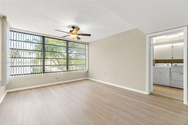 3650 Whitehall Dr 305, West Palm Beach, FL 33401