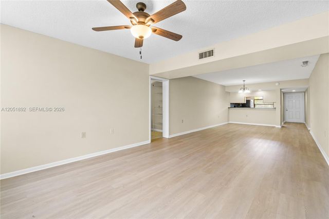 3650 Whitehall Dr 305, West Palm Beach, FL 33401