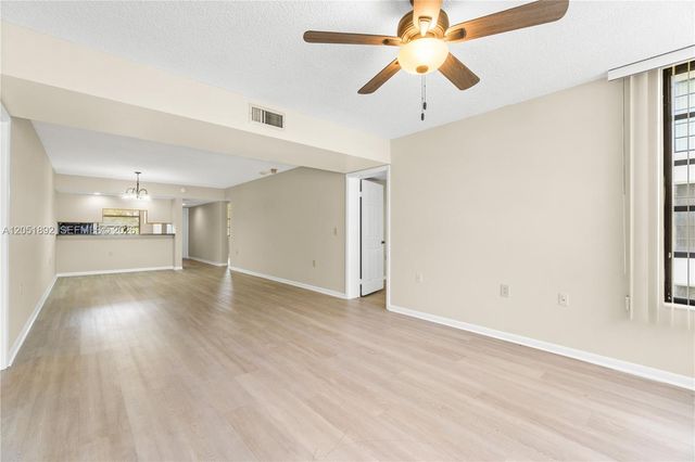 3650 Whitehall Dr 305, West Palm Beach, FL 33401