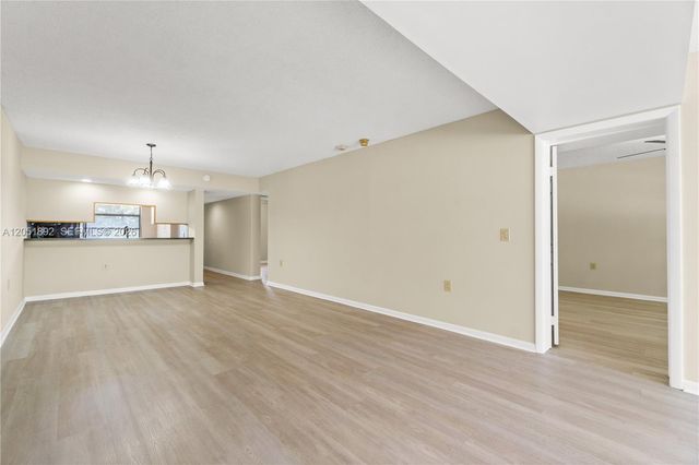 3650 Whitehall Dr 305, West Palm Beach, FL 33401