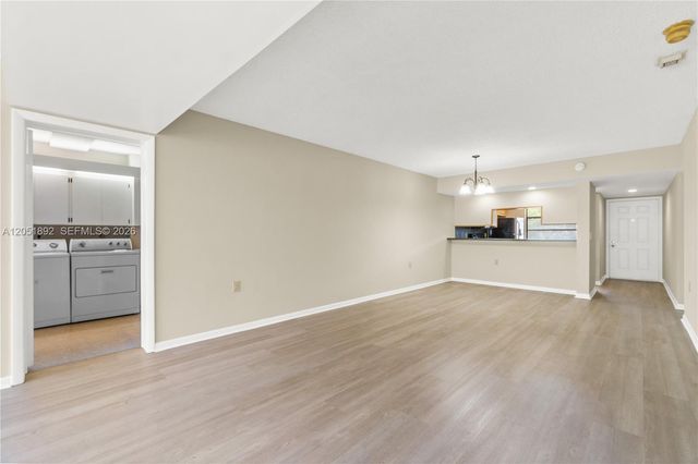 3650 Whitehall Dr 305, West Palm Beach, FL 33401