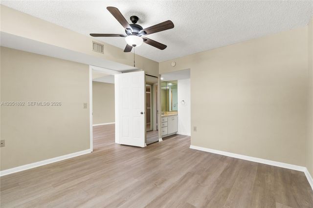 3650 Whitehall Dr 305, West Palm Beach, FL 33401