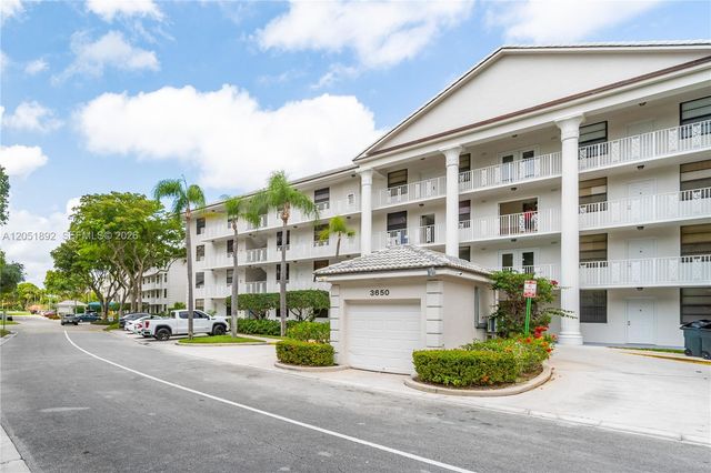 3650 Whitehall Dr 305, West Palm Beach, FL 33401