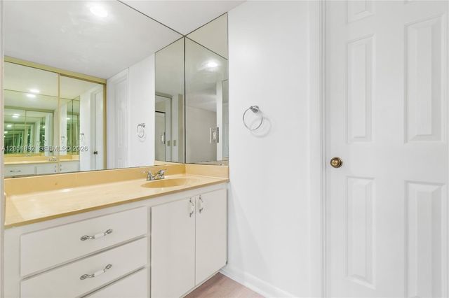 3650 Whitehall Dr 305, West Palm Beach, FL 33401