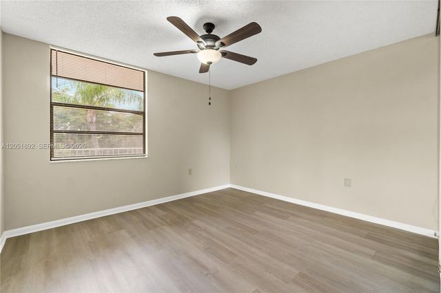 3650 Whitehall Dr 305, West Palm Beach, FL 33401