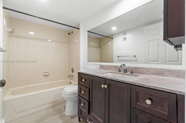 3650 Whitehall Dr 305, West Palm Beach, FL 33401