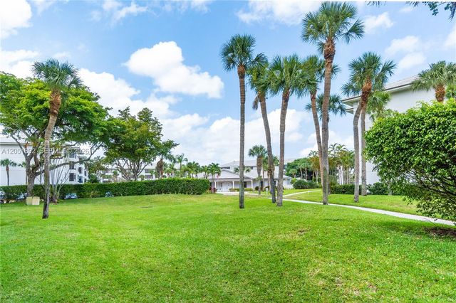 3650 Whitehall Dr 305, West Palm Beach, FL 33401