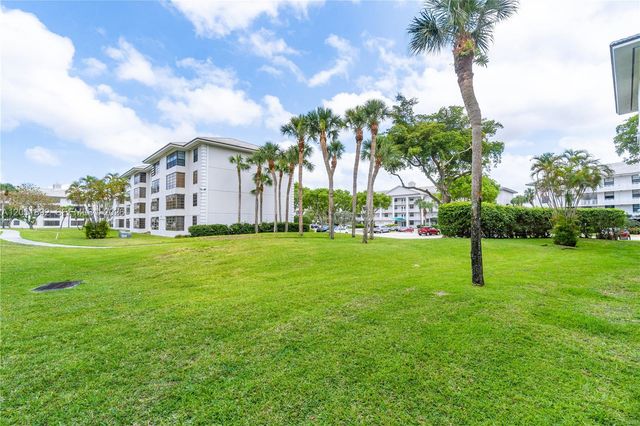 3650 Whitehall Dr 305, West Palm Beach, FL 33401
