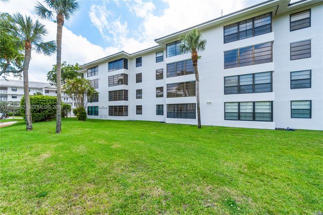 3650 Whitehall Dr 305, West Palm Beach, FL 33401