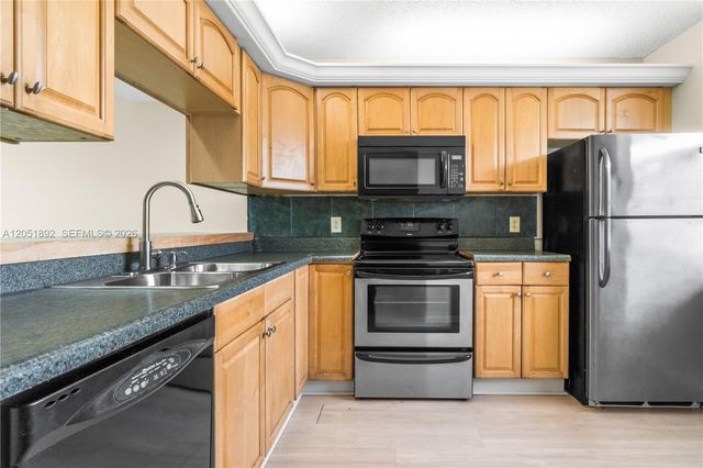 3650 Whitehall Dr 305, West Palm Beach, FL 33401