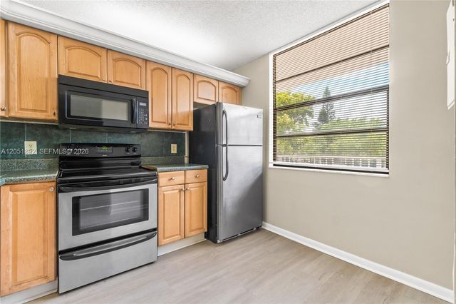 3650 Whitehall Dr 305, West Palm Beach, FL 33401