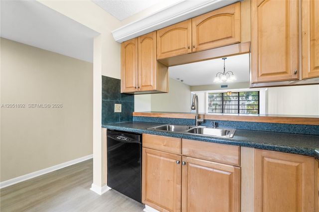 3650 Whitehall Dr 305, West Palm Beach, FL 33401