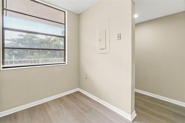 3650 Whitehall Dr 305, West Palm Beach, FL 33401