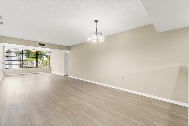 3650 Whitehall Dr 305, West Palm Beach, FL 33401