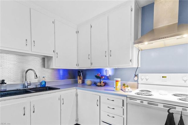 38 Saint Albans DR, Hampton, VA 23669