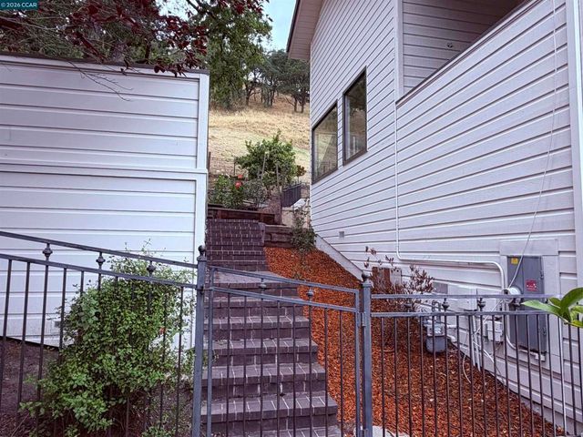 58 Saddle Rd., Walnut Creek, CA 94595