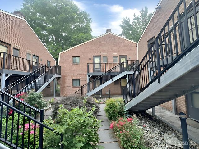 316 Meadow Woods Lane, Lawrence, NJ 08648
