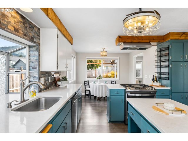 7345 B St, Springfield, OR 97478