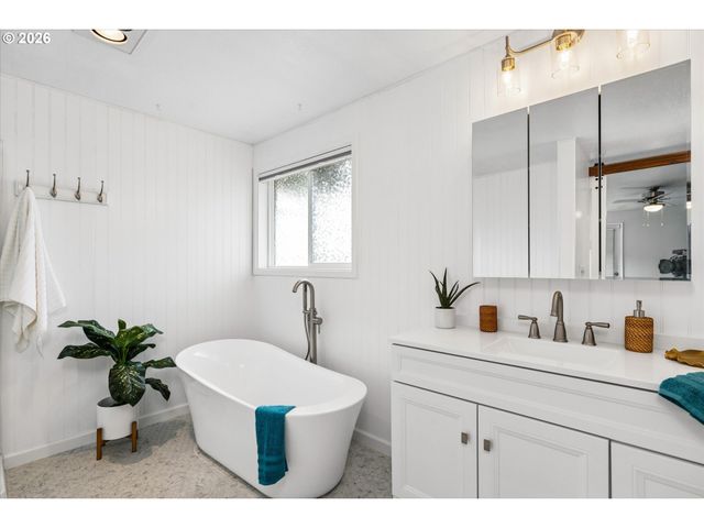 7345 B St, Springfield, OR 97478