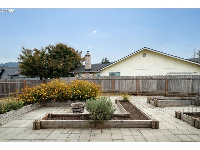7345 B St, Springfield, OR 97478