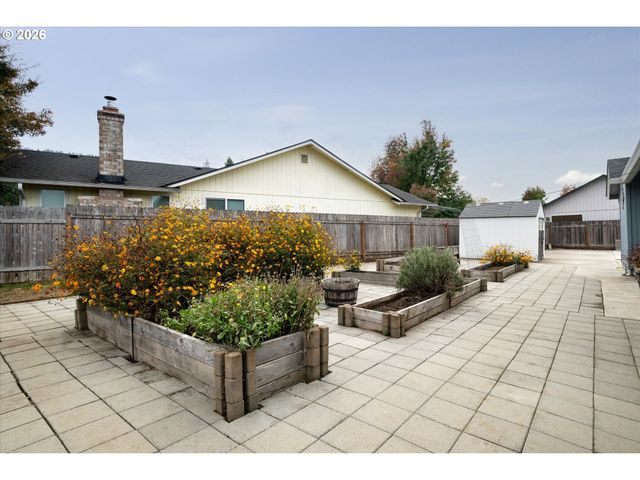 7345 B St, Springfield, OR 97478