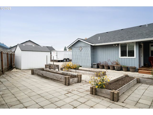 7345 B St, Springfield, OR 97478