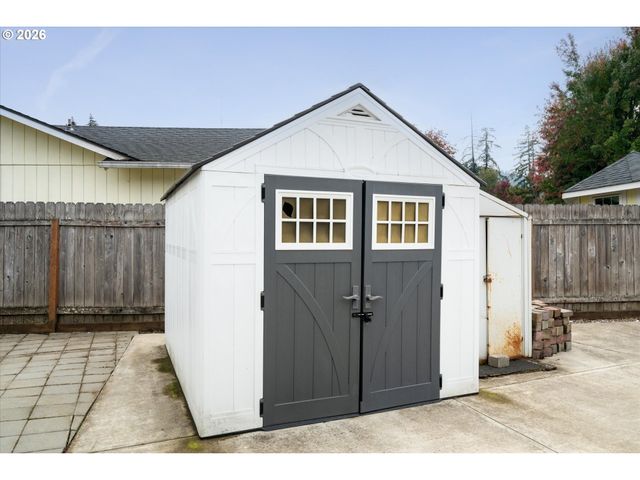 7345 B St, Springfield, OR 97478