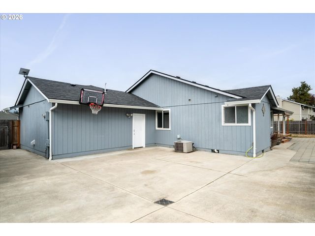 7345 B St, Springfield, OR 97478