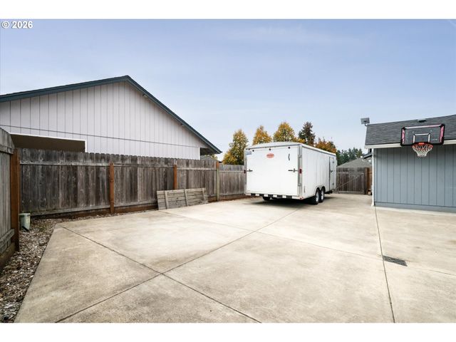 7345 B St, Springfield, OR 97478