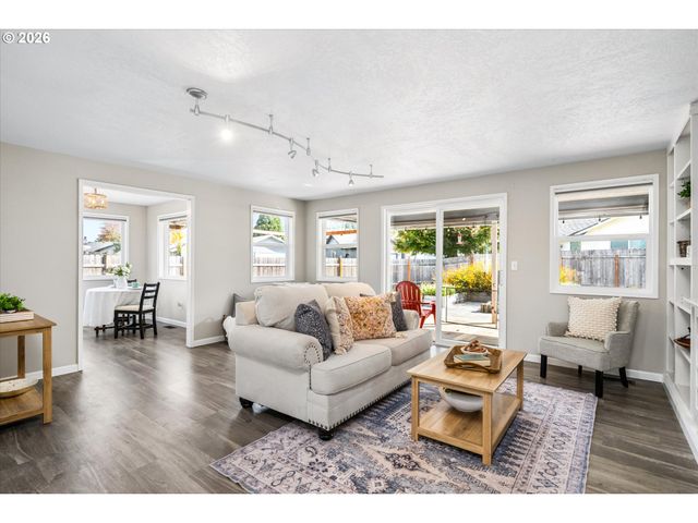 7345 B St, Springfield, OR 97478