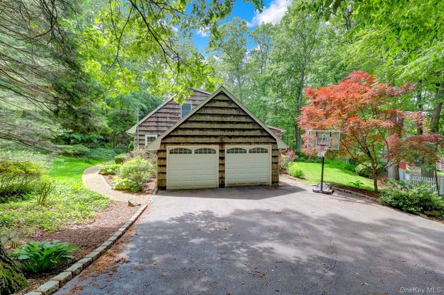 16 Maplewood Drive, Northport, NY 11768