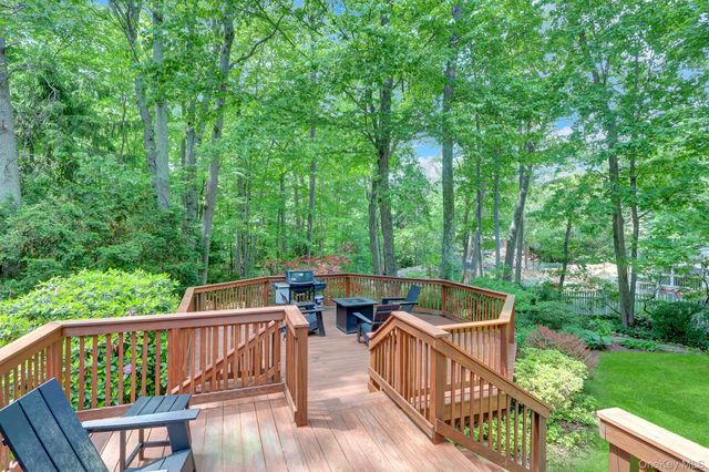 16 Maplewood Drive, Northport, NY 11768