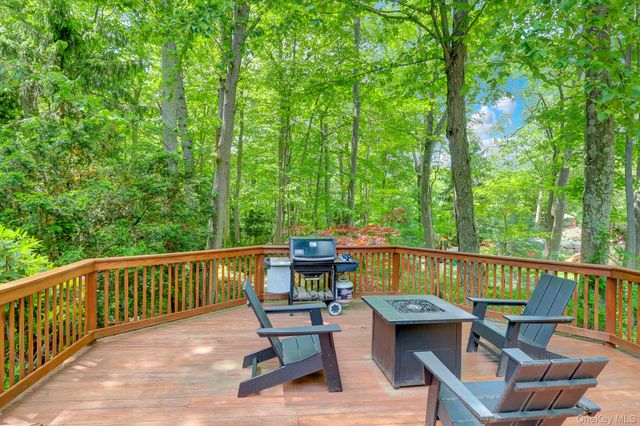 16 Maplewood Drive, Northport, NY 11768