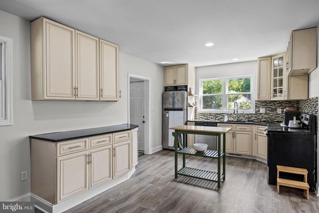 16 OREGON AVE, Mount Laurel, NJ 08054