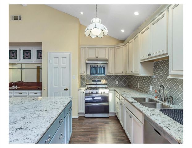 13902 Paradise Valley Drive E, Houston, TX 77069