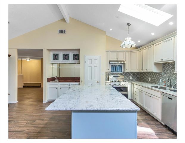 13902 Paradise Valley Drive E, Houston, TX 77069