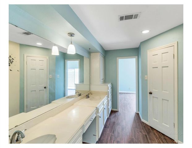 13902 Paradise Valley Drive E, Houston, TX 77069