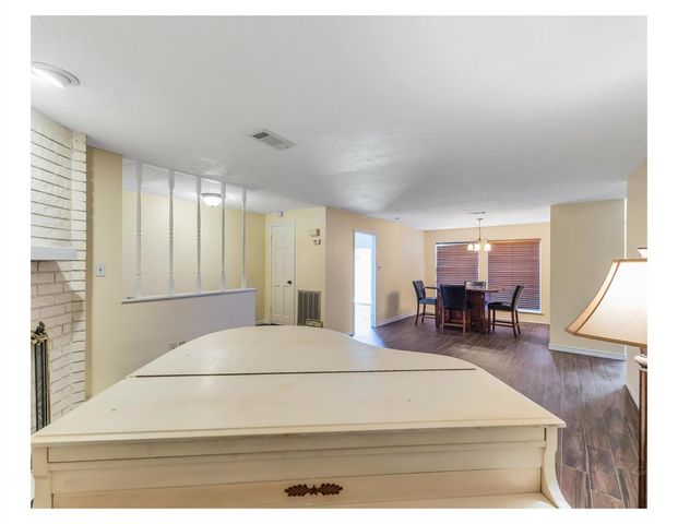 13902 Paradise Valley Drive E, Houston, TX 77069