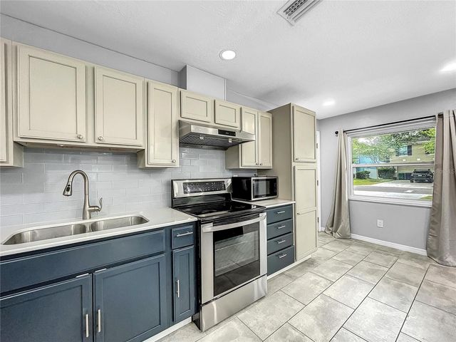 6809 S HIMES AVENUE, Tampa, FL 33611